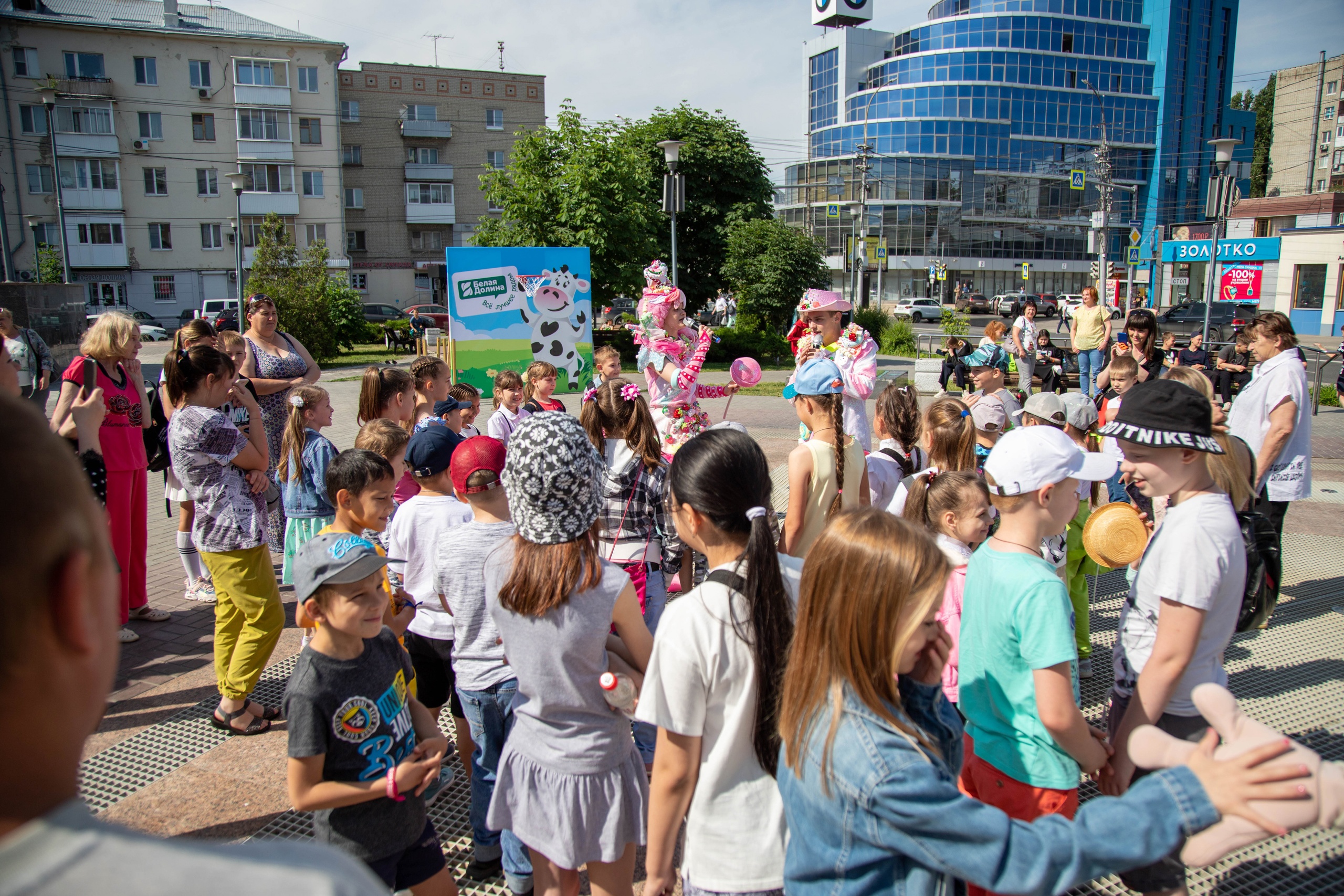 1 июня у Театра Юного Зрителя им. Ю. П. Киселева